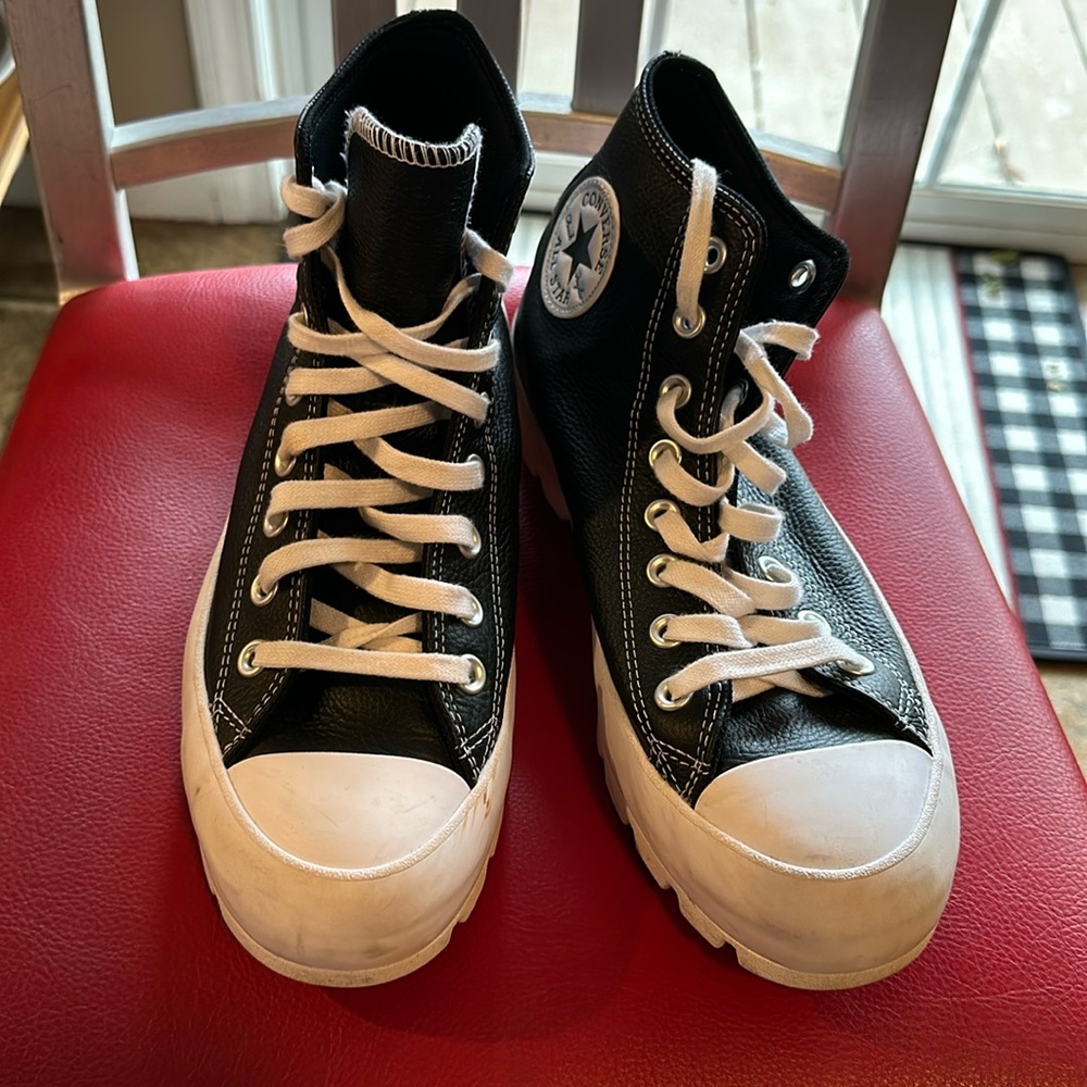 Converse Leather Platform Chuck Taylor Women’s size 9.5